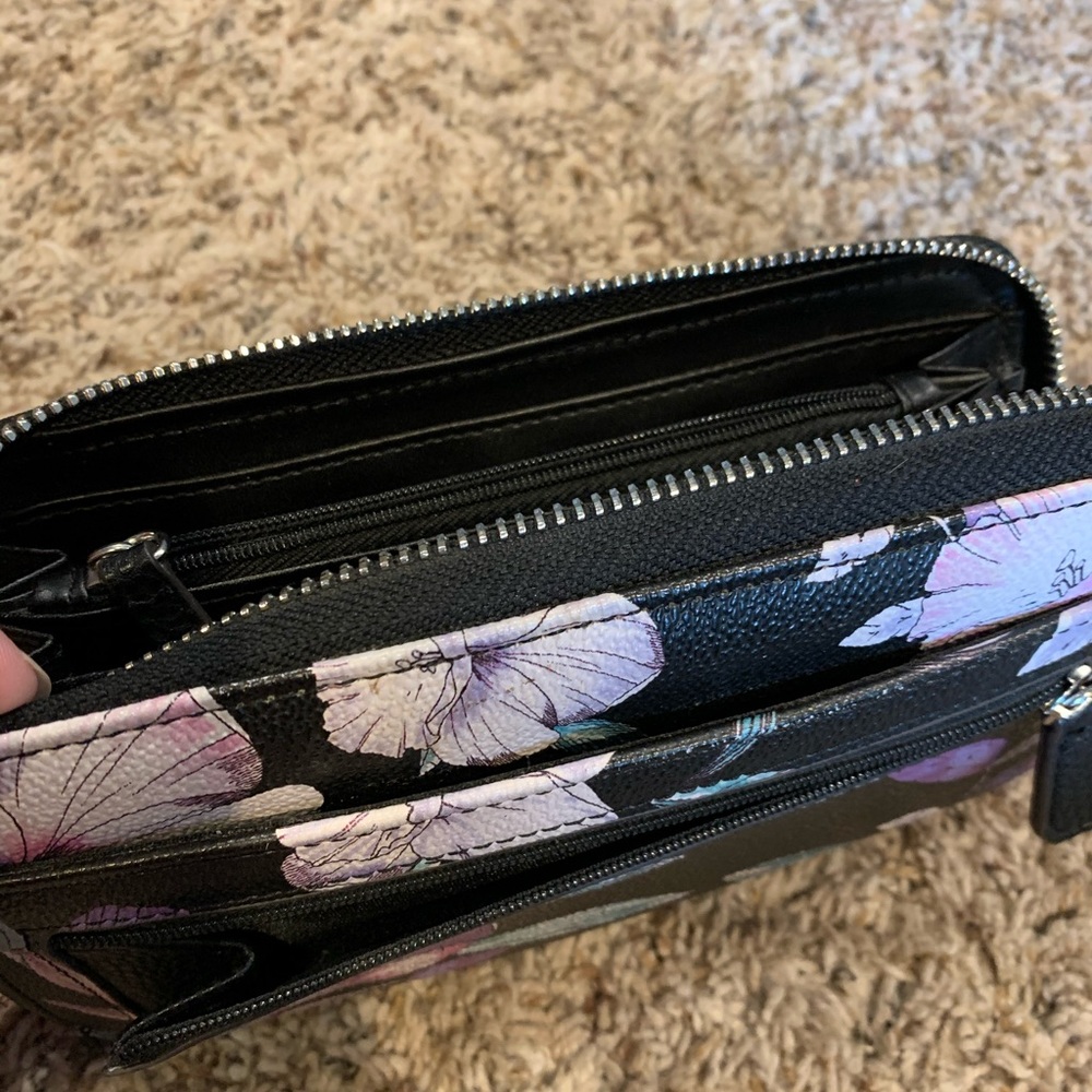 Liz Claiborne floral wallet - Picture 6 of 6